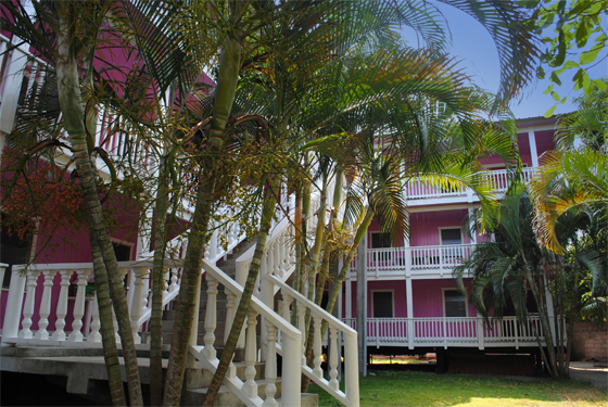 Imagen de los exteriores del Hotel La Quinta Roatan. Foto 6