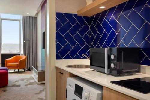 Imagen de la habitación del Hotel La Quinta by Wyndham Abu Dhabi Al Wahda. Foto 14