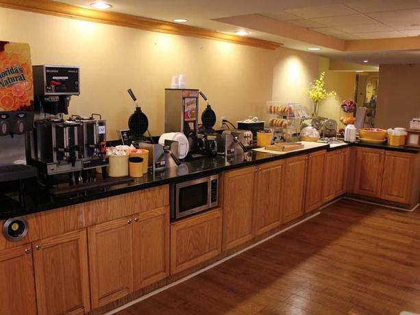 Imagen del bar/restaurante del Hotel La Quinta by Wyndham Coral Springs South. Foto 2