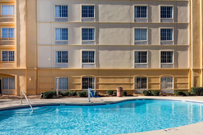 Imagen de la piscina del Hotel La Quinta by Wyndham Haywood Mall-Near Greenville Downtown. Foto 20
