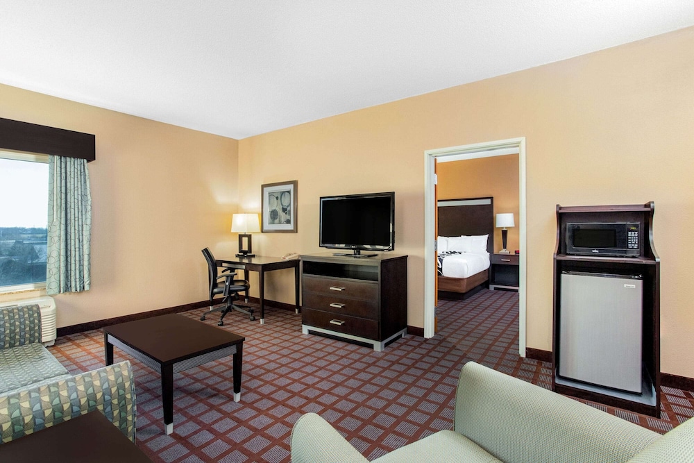 Imagen de la habitación del Hotel La Quinta by Wyndham Indianapolis Airport Plainfield. Foto 10