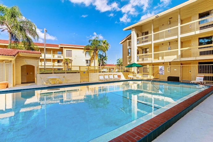 Imagen de la piscina del Hotel La Quinta by Wyndham St Petersburg-Clearwater. Foto 19