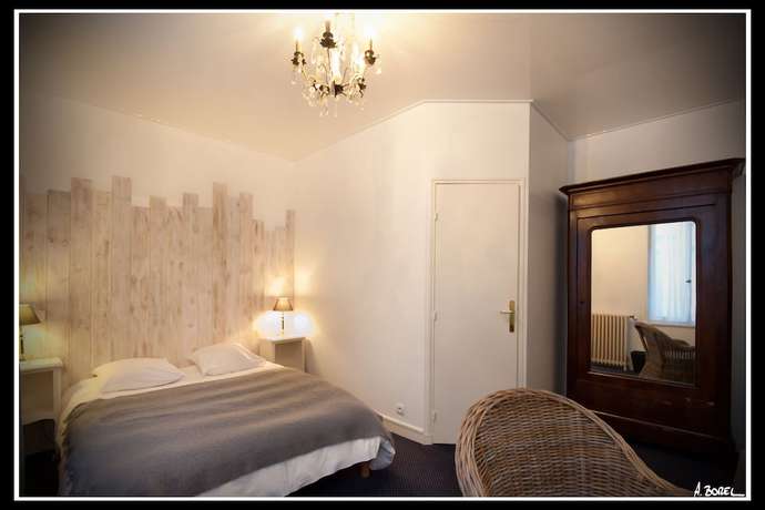 Imagen de la habitación del Hotel La R&eacute;sidence le Prieur&eacute;. Foto 11