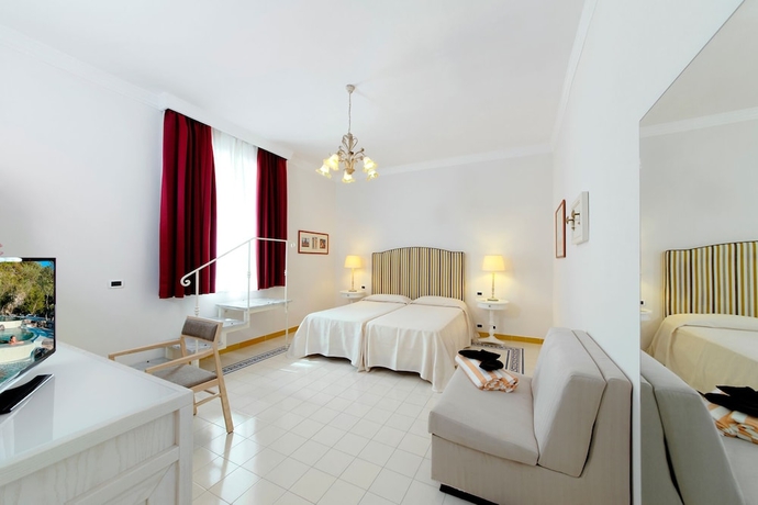 Imagen de la habitación del Hotel La Reginella Resort and Spa. Foto 2