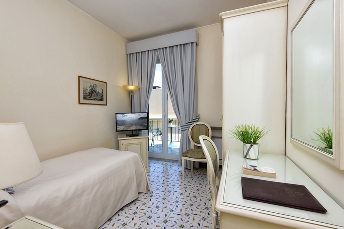 Imagen de la habitación del Hotel La Reginella Resort and Spa. Foto 4