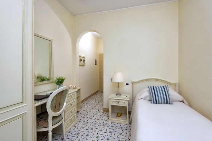 Imagen de la habitación del Hotel La Reginella Resort and Spa. Foto 5