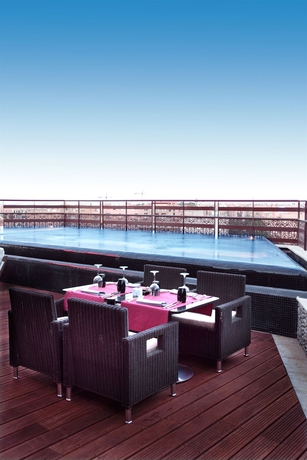 Imagen de la piscina del Hotel La Renaissance Hotel. Foto 7