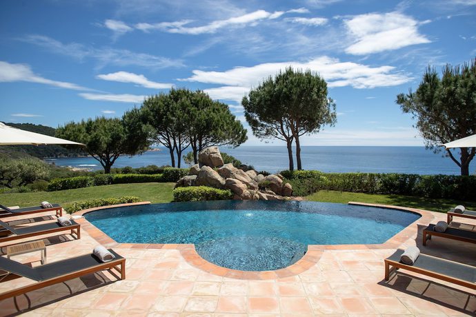 Imagen de la piscina del Hotel La Reserve Ramatuelle Spa and Villas. Foto 20