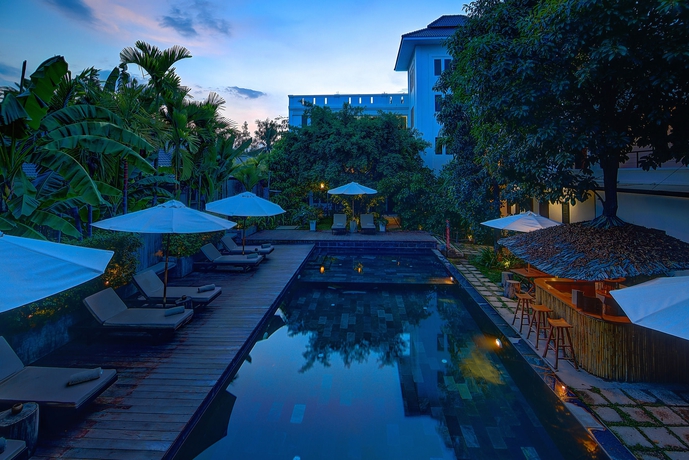 Imagen de la piscina del Hotel La Residence Blanc D' Angkor Siem Reap. Foto 8