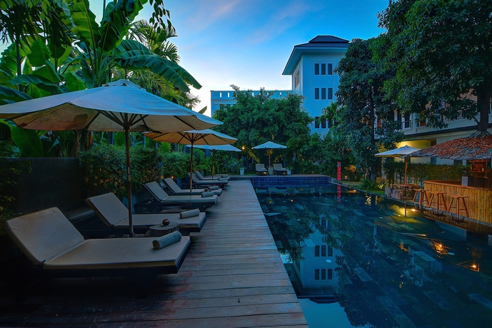 Imagen de la piscina del Hotel La Residence Blanc D' Angkor Siem Reap. Foto 11