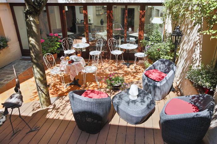 Imagen del bar/restaurante del Hotel La Residence Du Berry. Foto 2