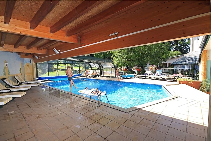 Imagen de la piscina del Hotel La Residence - Logis De France. Foto 17