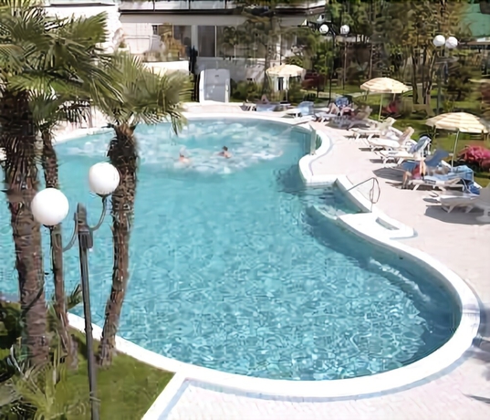 Imagen de la piscina del Hotel La Residence and Idrokinesis. Foto 14