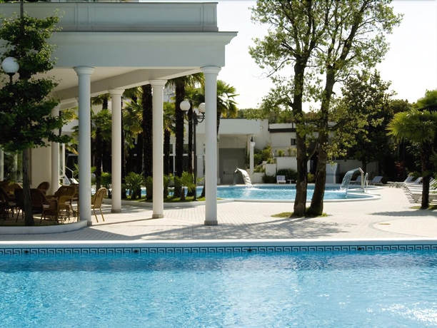 Imagen de la piscina del Hotel La Residence and Idrokinesis. Foto 16