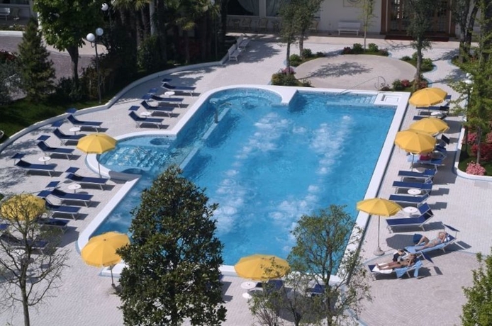 Imagen de la piscina del Hotel La Residence and Idrokinesis. Foto 17