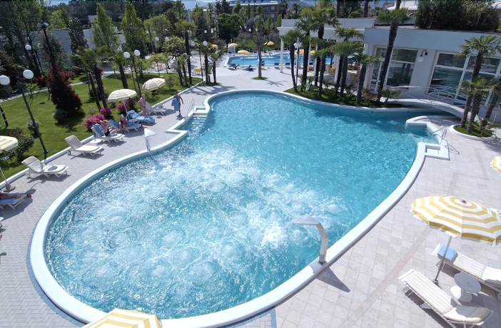Imagen de la piscina del Hotel La Residence and Idrokinesis. Foto 18