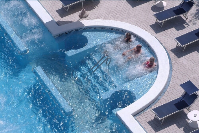 Imagen de la piscina del Hotel La Residence and Idrokinesis. Foto 19