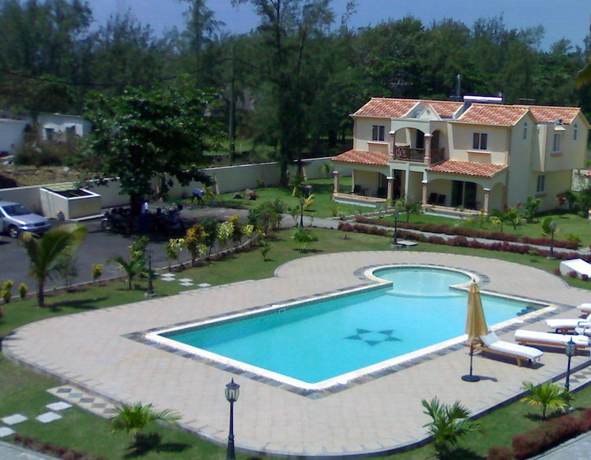 Imagen de la piscina del Hotel La Residnce les Badamiers. Foto 16