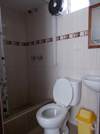 Imagen de la habitación del Hotel La Reyna. Foto 5