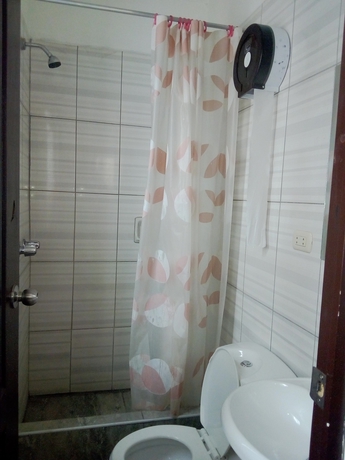 Imagen de la habitación del Hotel La Reyna. Foto 13