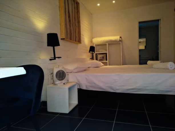 Imagen de la habitación del Hotel La Ribaudière. Foto 7