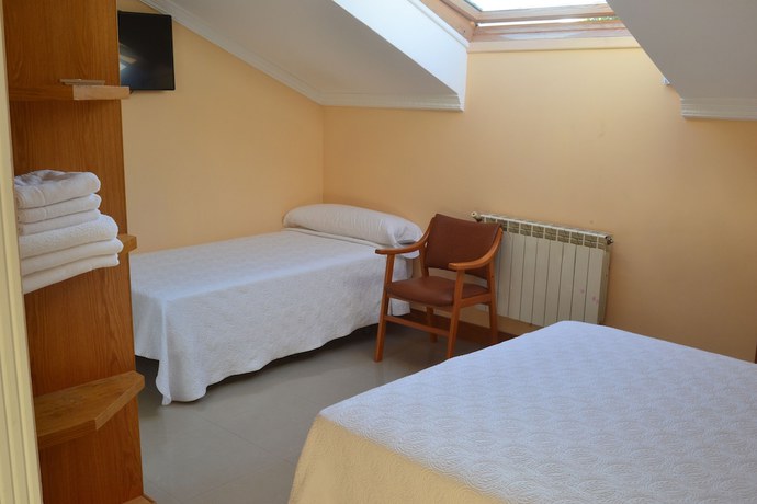 Imagen de la habitación del Hotel La Ribera. Foto 6