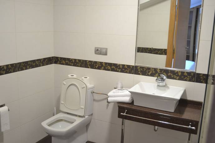 Imagen de la habitación del Hotel La Ribera. Foto 8