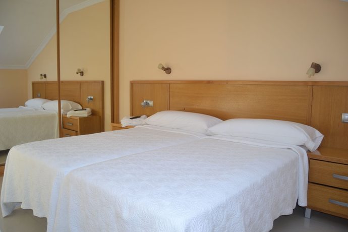 Imagen de la habitación del Hotel La Ribera. Foto 9