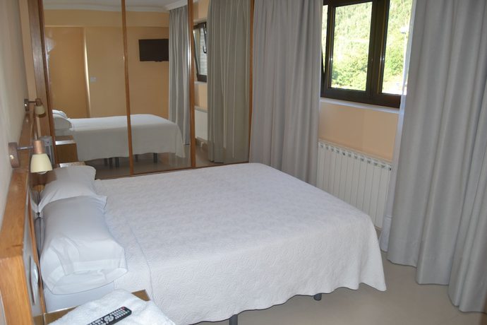 Imagen de la habitación del Hotel La Ribera. Foto 12