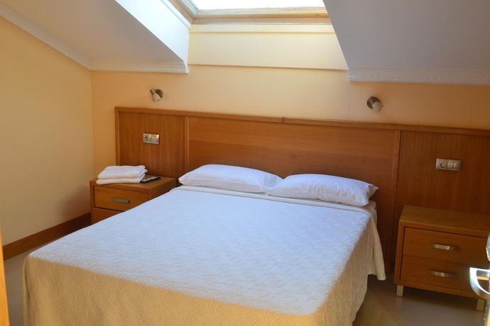 Imagen de la habitación del Hotel La Ribera. Foto 13