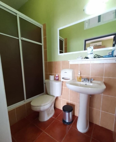 Imagen de la habitación del Hotel La Ribiera Del Lago Peten Itza. Foto 16
