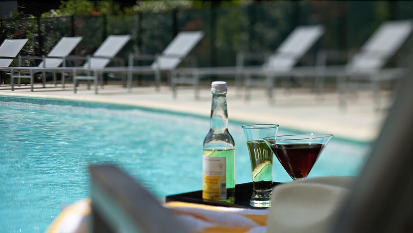 Imagen de la piscina del Hotel La Rivi&egrave;re. Foto 17