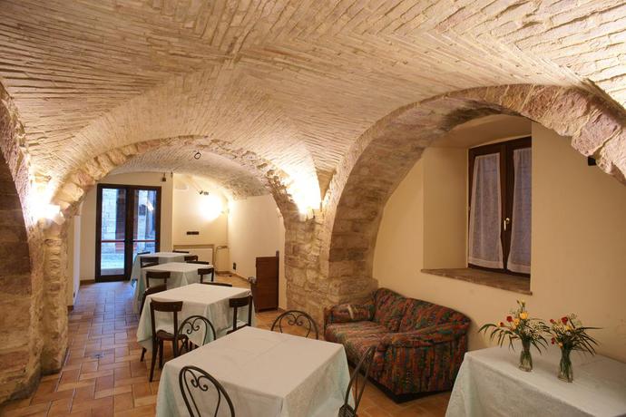 Imagen del bar/restaurante del Hotel La Rocca, Asis. Foto 4