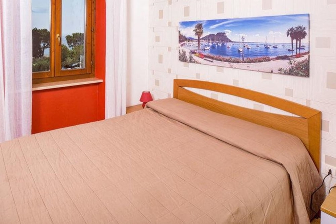 Imagen de la habitación del Hotel La Rocca Camping Village. Foto 6