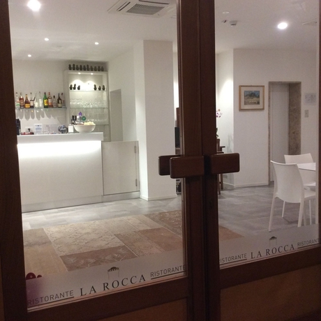 Imagen de los exteriores del Hotel La Rocca. Foto 12