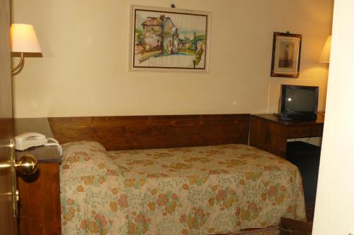 Imagen de la habitación del Hotel La Rocca, Gubbio. Foto 7