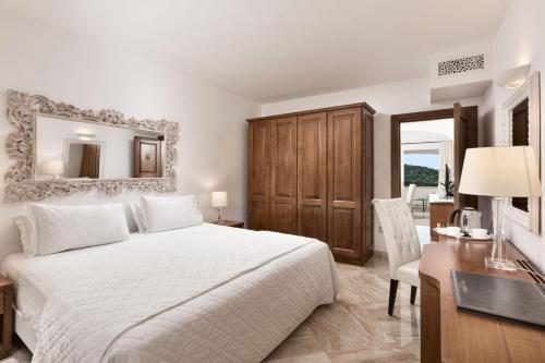 Imagen de la habitación del Hotel La Rocca Resort & Spa. Foto 10