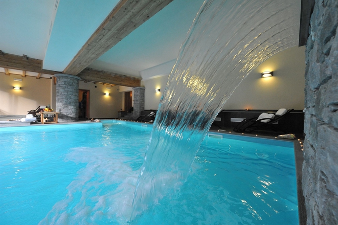 Imagen de la piscina del Hotel La Rocca Sport and Benessere. Foto 14