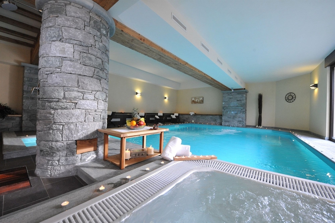 Imagen de la piscina del Hotel La Rocca Sport and Benessere. Foto 15