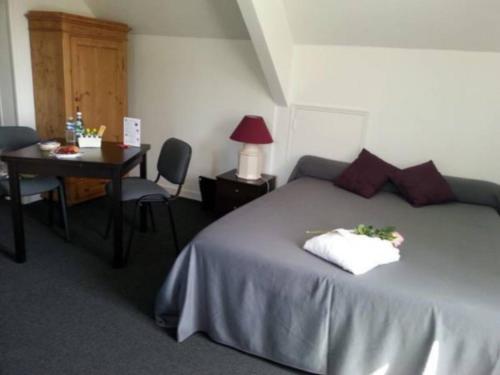 Imagen de la habitación del Hotel La Roche Du Marais. Foto 7