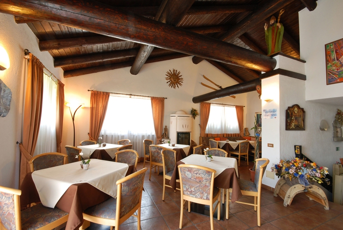 Imagen del bar/restaurante del Hotel La Roche, Signayes. Foto 4