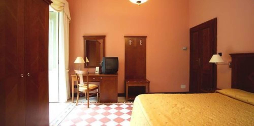 Imagen de la habitación del Hotel La Rondinella. Foto 10