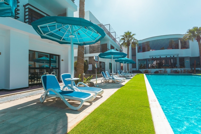 Imagen de la piscina del Hotel La Rosa Waves Beach - Couple and Families Only. Foto 18