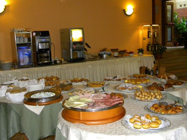 Imagen del bar/restaurante del Hotel La Rosa del Tirreno. Foto 4