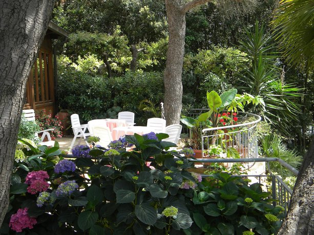 Imagen de los exteriores del Hotel La Rosa del Tirreno. Foto 16