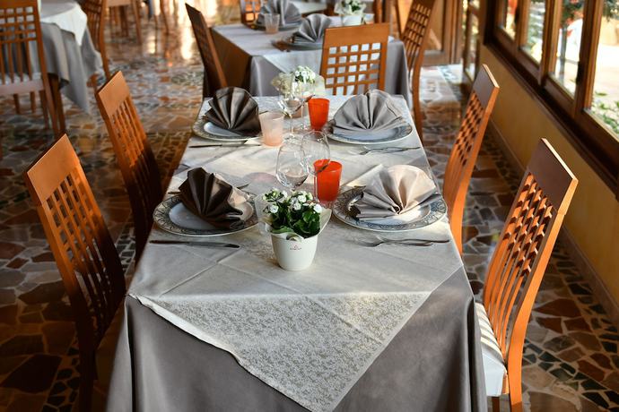 Imagen del bar/restaurante del Hotel La Rosa del Tirreno. Foto 5