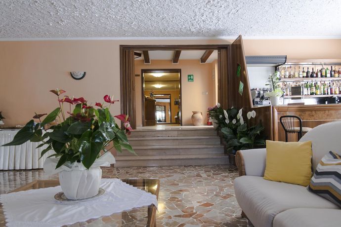 Imagen del bar/restaurante del Hotel La Rosa del Tirreno. Foto 7