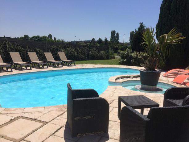Imagen de la piscina del Hotel La Roseli&egrave;re. Foto 10
