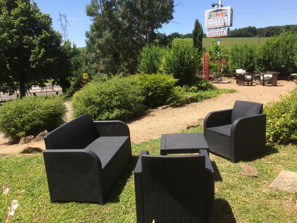 Imagen de los exteriores del Hotel La Roseli&egrave;re. Foto 7