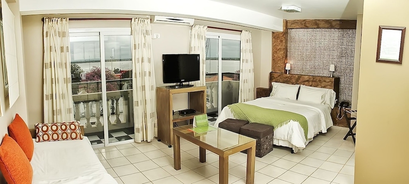 Imagen de la habitación del Hotel La Rozada Suites. Foto 11